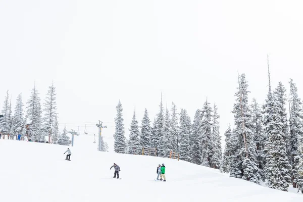 Skiresort aan het einde van het seizoen — Stockfoto