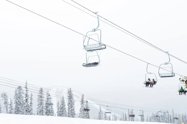 Skiresort aan het einde van het seizoen — Stockfoto