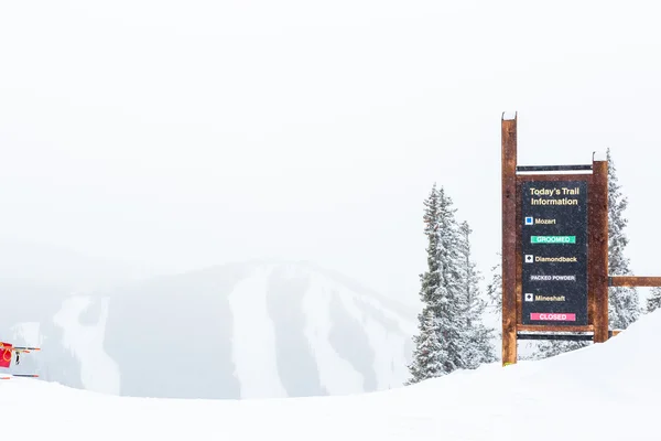 シーズンの終わりにスキー リゾート — ストック写真