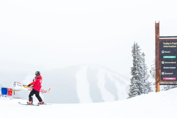 Skiresort aan het einde van het seizoen — Stockfoto