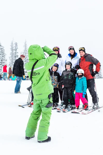 Tourists at Ski resort — Stock Photo, Image