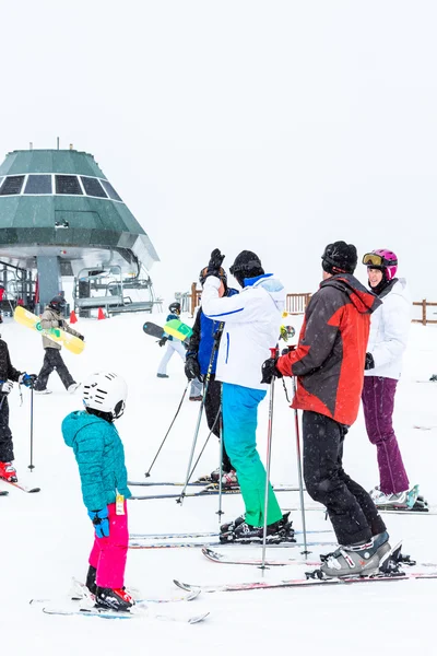 Tourists at Ski resort — Stock Photo, Image