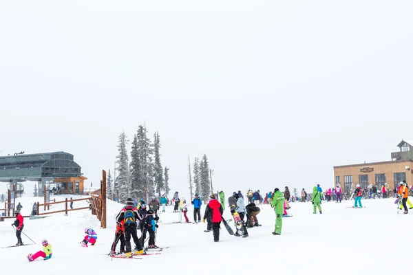 Turister på Ski resort — Stockfoto