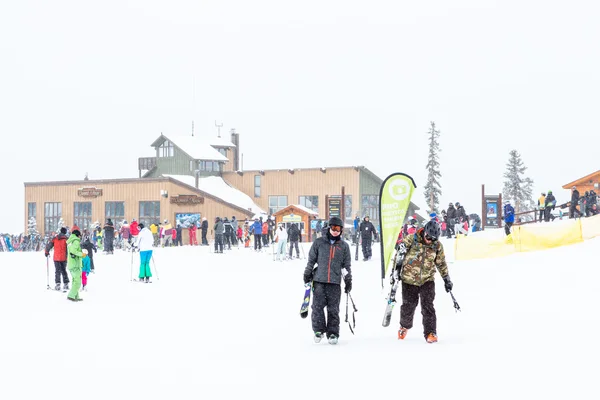 Tourists at Ski resort — Stock Photo, Image