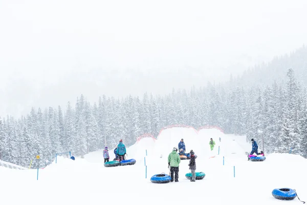 Turystów w Ski resort — Zdjęcie stockowe