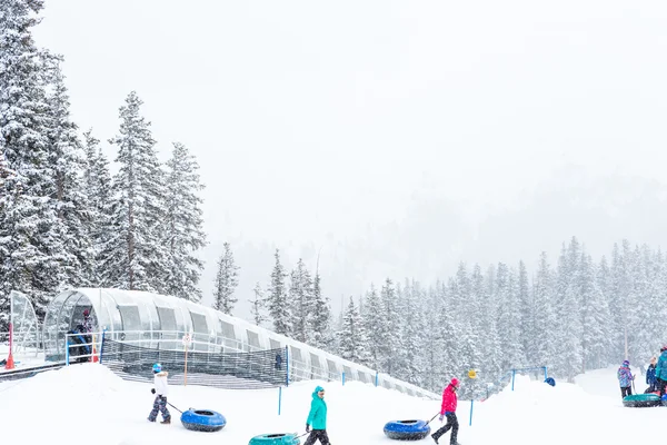 Turystów w Ski resort — Zdjęcie stockowe