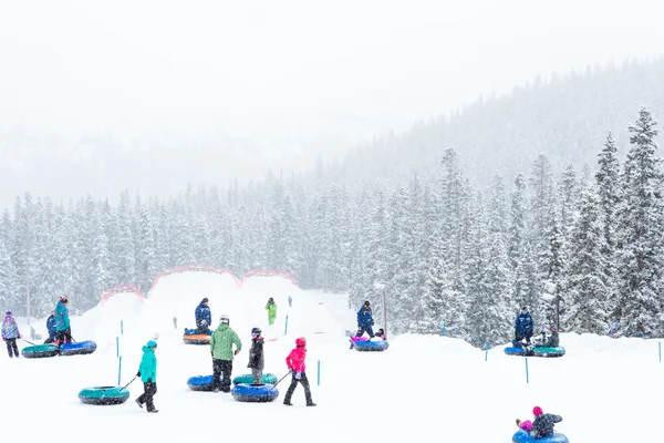 Turystów w Ski resort — Zdjęcie stockowe