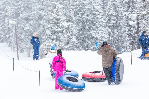 Tourists at Ski resort — Stock Photo, Image