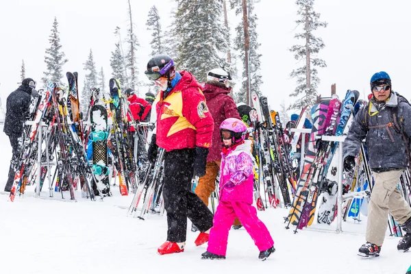 Touristen im Skigebiet — Stockfoto