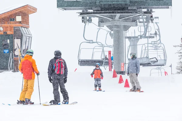 Turystów w Ski resort — Zdjęcie stockowe