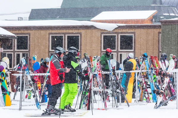 Turystów w Ski resort — Zdjęcie stockowe