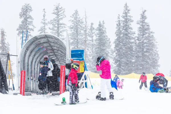 Turistas en la estación de esquí —  Fotos de Stock