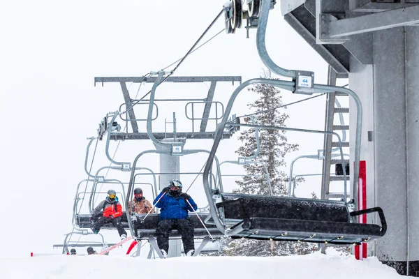 Skiresort aan het einde van het seizoen — Stockfoto