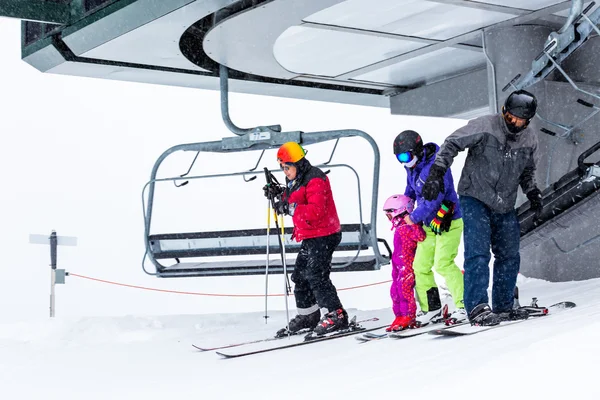 Turystów w Ski resort — Zdjęcie stockowe