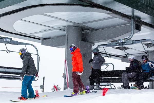 Touristen im Skigebiet — Stockfoto