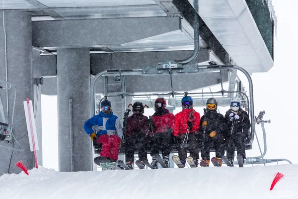 Touristen im Skigebiet — Stockfoto