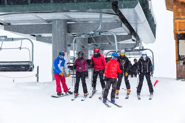 Toeristen in skiresort — Stockfoto