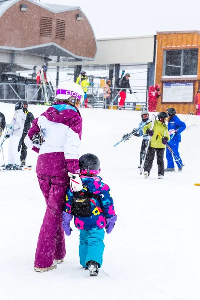 Tourists at Ski resort — Stock Photo, Image