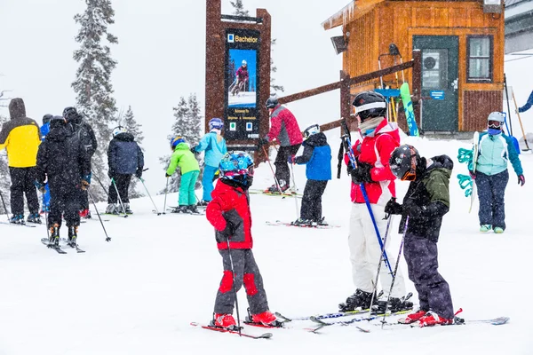 Turister på Ski resort, slutet av säsongen — Stockfoto