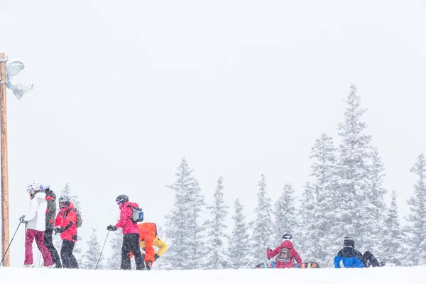 Tourists at Ski resort, end of season — Stock Photo, Image