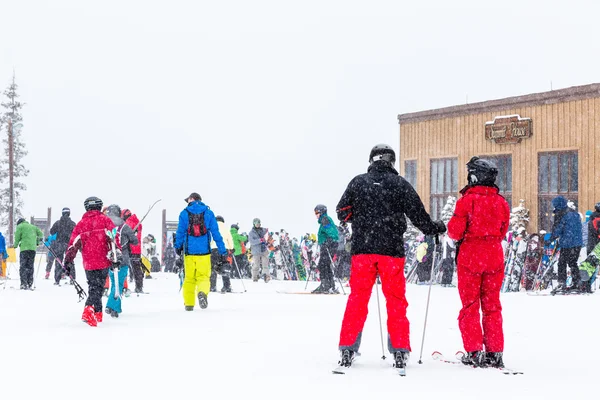 Turister på Ski resort, slutet av säsongen — Stockfoto