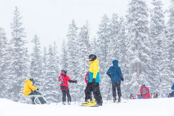 Tourists at Ski resort, end of season — Stock Photo, Image