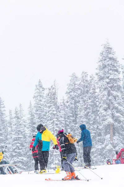 Touristen im Skigebiet, Ende der Saison — Stockfoto