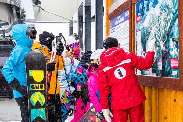 Tourists at Ski resort, end of season — Stock Photo, Image