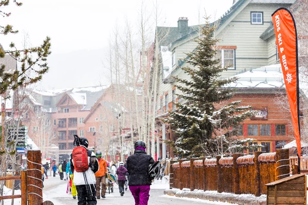 Turister på Ski resort, slutet av säsongen — Stockfoto