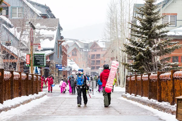 Touristes à Station de ski, fin de saison — Photo