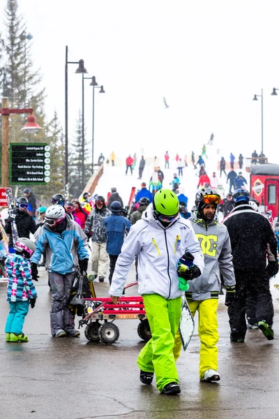 Tourists at Ski resort, end of season — Stock Photo, Image