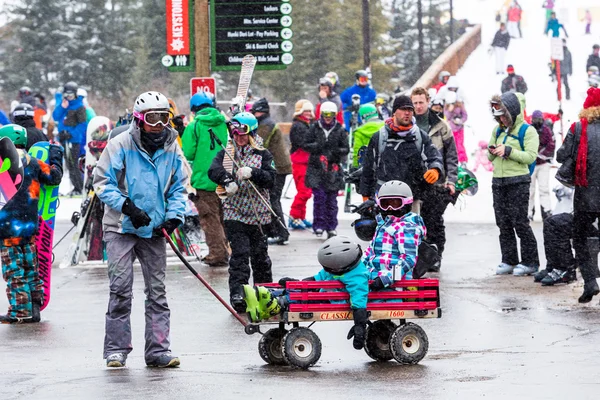 Touristen im Skigebiet, Ende der Saison — Stockfoto