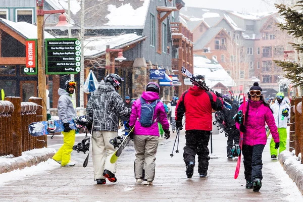 Toeristen in skiresort, eind van seizoen — Stockfoto