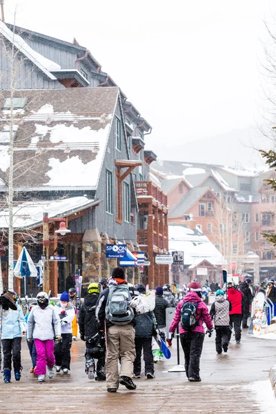Toeristen in skiresort, eind van seizoen — Stockfoto