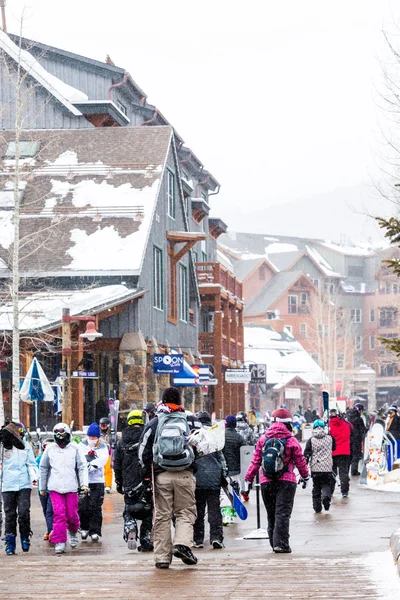 游客在滑雪胜地，赛季结束 — 图库照片