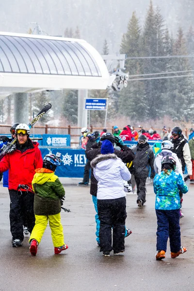 Turistas na estância de esqui, fim de estação — Fotografia de Stock