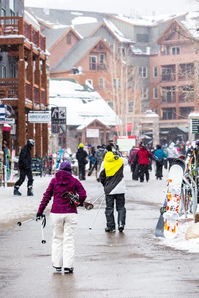 Touristen im Skigebiet, Ende der Saison — Stockfoto