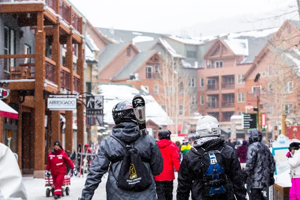 Touristes à Station de ski, fin de saison — Photo