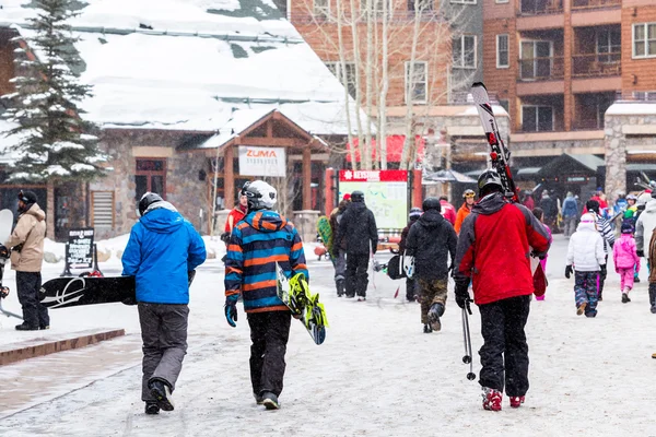 स्की रिज़ॉर्ट में पर्यटक, मौसम का अंत — स्टॉक फ़ोटो, इमेज