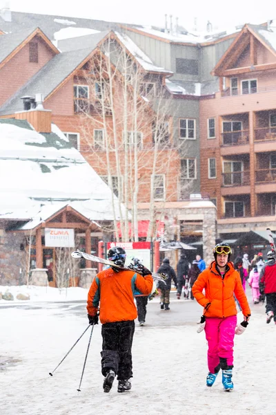 Turister på Ski resort, slutet av säsongen — Stockfoto