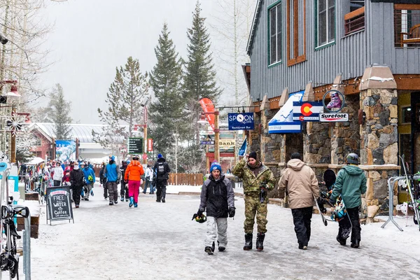 Turister på Ski resort, slutet av säsongen — Stockfoto