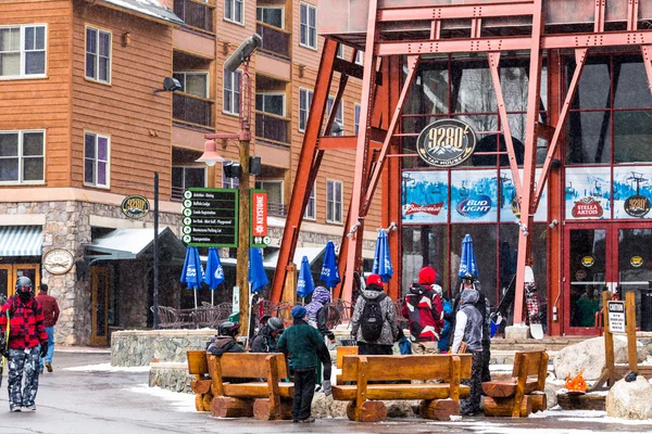 Turistas na estância de esqui, fim de estação — Fotografia de Stock