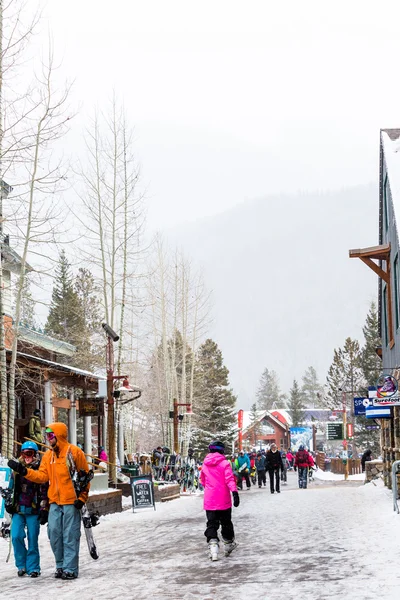 Turisták, a Ski resort, szezon végén — Stock Fotó