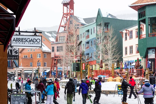 Turister på Ski resort, slutet av säsongen — Stockfoto