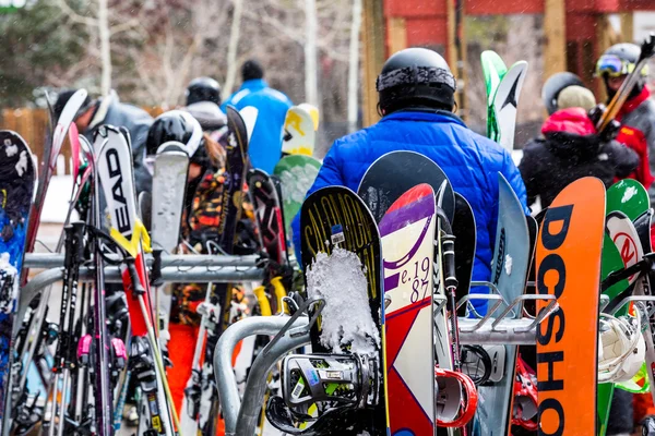 Touristen im Skigebiet, Ende der Saison — Stockfoto