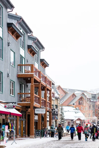 Turister på Ski resort, slutet av säsongen — Stockfoto