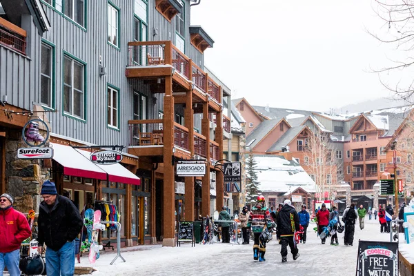 Turisták, a Ski resort, szezon végén — Stock Fotó