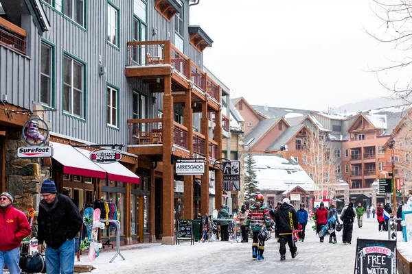 Turister på Ski resort, slutet av säsongen — Stockfoto