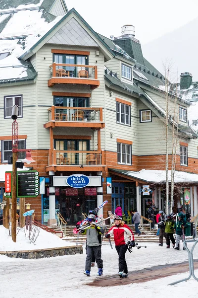 Turister på Ski resort, slutet av säsongen — Stockfoto