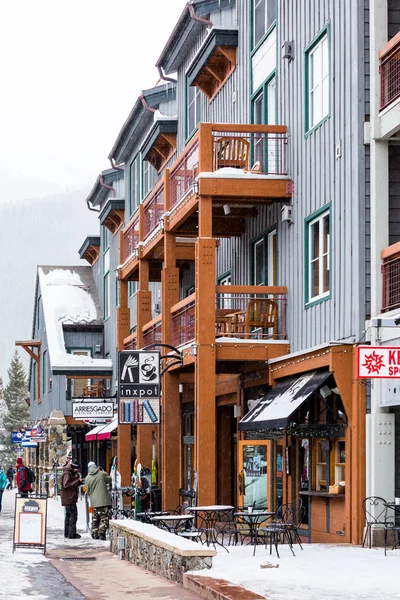 Turister på Ski resort, slutet av säsongen — Stockfoto